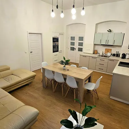 Maxmilian**** S Parkovanim Zdarma Appartement *